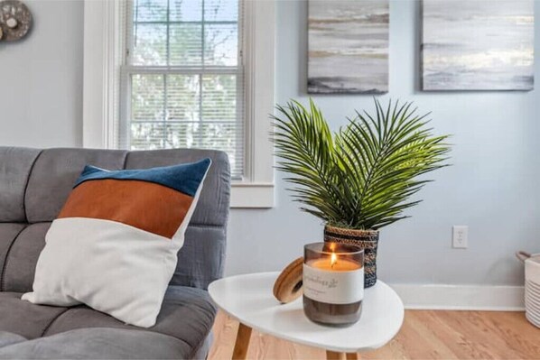 Smart TV - BOHO BUNGALOW - STEPS FROM HISTORIC DOWNTOWN APEX<br> (Apex)