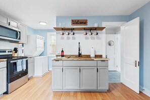 Fridge, microwave, oven, stovetop - BOHO BUNGALOW - STEPS FROM HISTORIC DOWNTOWN APEX<br> (Apex)