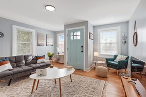 Smart TV - BOHO BUNGALOW - STEPS FROM HISTORIC DOWNTOWN APEX<br> (Apex)