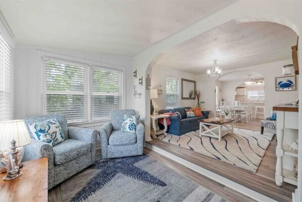 Smart TV - Beach Bungalow - 1 Block to Beach - Pets Welcome<br> (Norfolk)