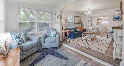Beach Bungalow - 1 Block to Beach - Pets Welcome<br>