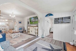 Smart TV - Beach Bungalow - 1 Block to Beach - Pets Welcome<br> (Norfolk)