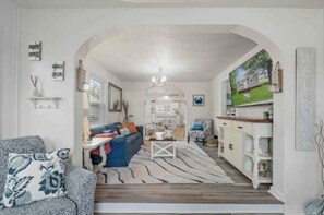 Smart TV - Beach Bungalow - 1 Block to Beach - Pets Welcome<br> (Norfolk)