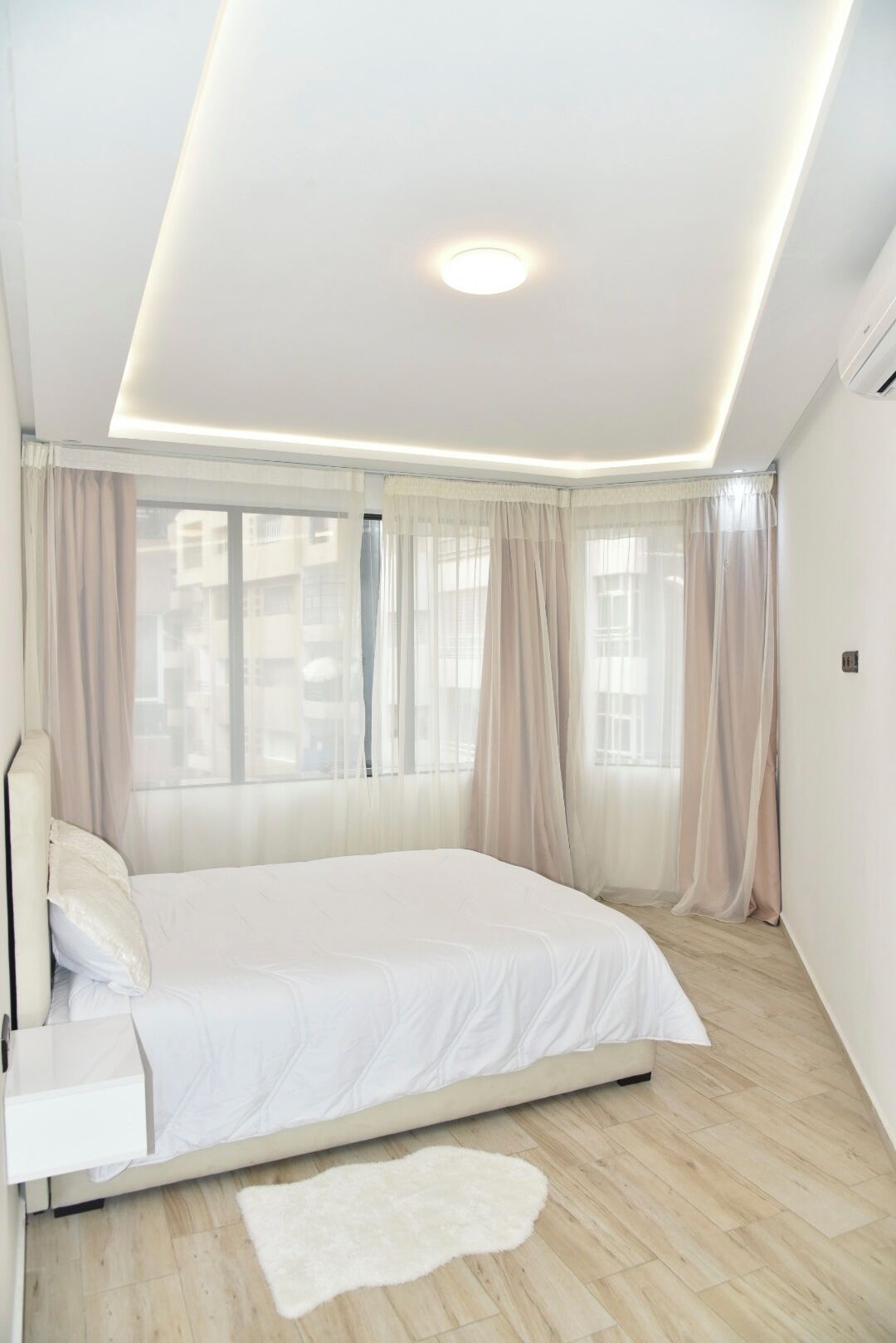 3 chambres, coffres-forts dans les chambres, bureau