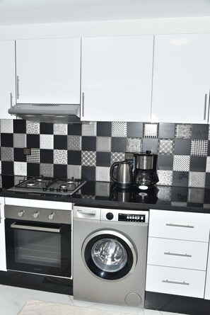 Fridge, oven, stovetop, coffee/tea maker