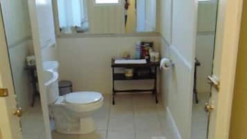 Douche, sèche-cheveux, serviettes fournies, savon