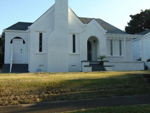 Exterior - MercyBungalow #2 with king sized bed and shower room (Anniston)
