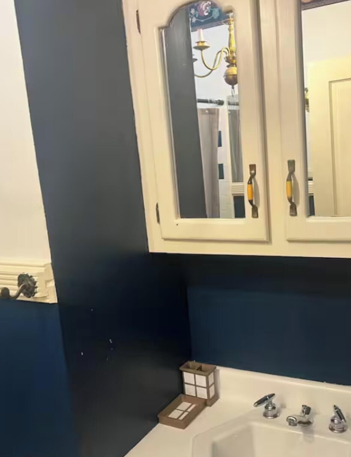 Sèche-cheveux, serviettes fournies, papier toilette