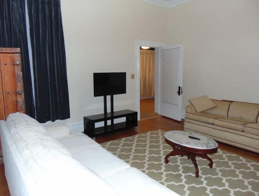 Downstairs Studio Apartment. Anniston Vrbo