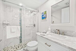 Dusche, Haartrockner, Handtücher