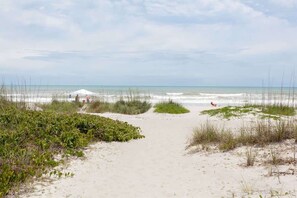 On the beach - Oceanfront Complex | Heated Pool/Tennis | 1st FL (Cocoa Beach)