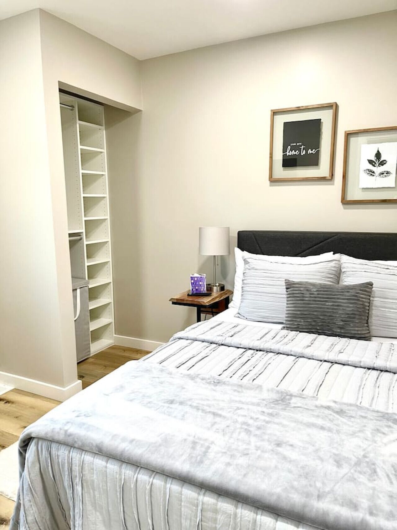 1 habitación, tabla de planchar con plancha, cuna de viaje y wifi 