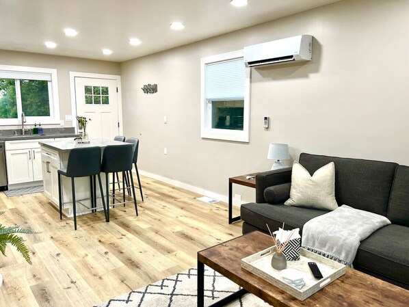 TV - 5 min to DWTN, BART & Park| Private Deck w/ View (Concord)