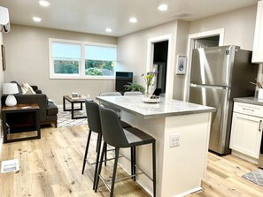 Dining - 5 min to DWTN, BART & Park| Private Deck w/ View (Concord)