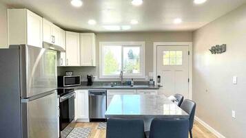Coffee/tea maker, fridge, microwave, oven