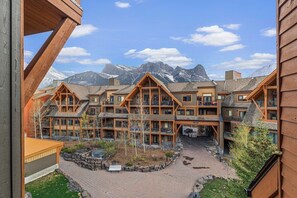 Exterior - Luxury Rockies Retreat 1BR with Views (Canmore)