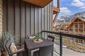 Outdoor dining - Luxury Rockies Retreat 1BR with Views (Canmore)