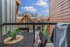 Outdoor dining - Luxury Rockies Retreat 1BR with Views (Canmore)