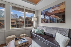 TV, fireplace, offices - Luxury Rockies Retreat 1BR with Views (Canmore)