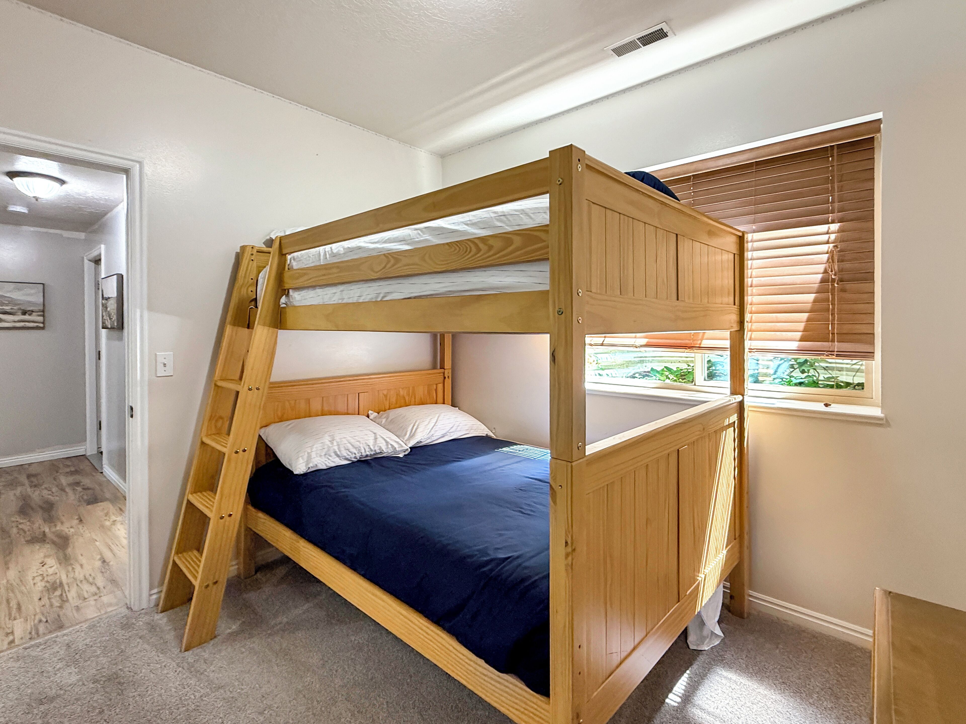 3 Schlafzimmer, Schreibtisch, Bügeleisen/Bügelbrett, Reisekinderbett