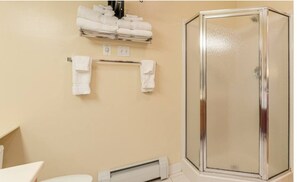 Jetted tub, hair dryer, towels, soap - Enjoy all that Autumn in Vermont has to offer! Fall Foliage at Smugglers Notch! (Jeffersonville)