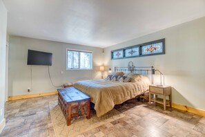 4 bedrooms, in-room safe, iron/ironing board, WiFi