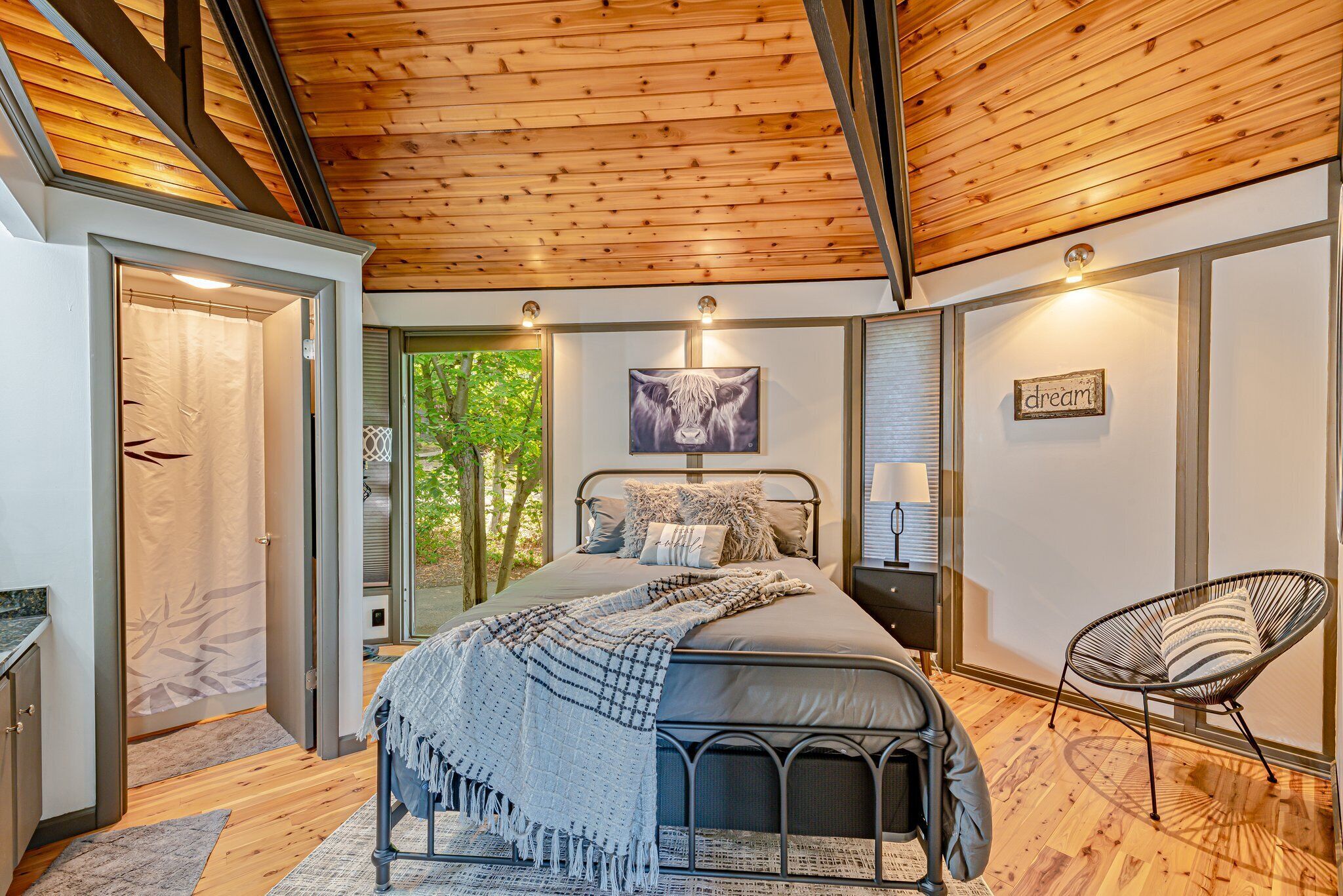 2 habitaciones, escritorio, tabla de planchar con plancha y wifi gratis 