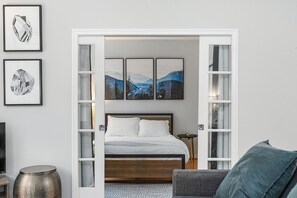 Classic Apartment | Iron/ironing board, free WiFi - The Corner Nest at Belltown (Seattle)