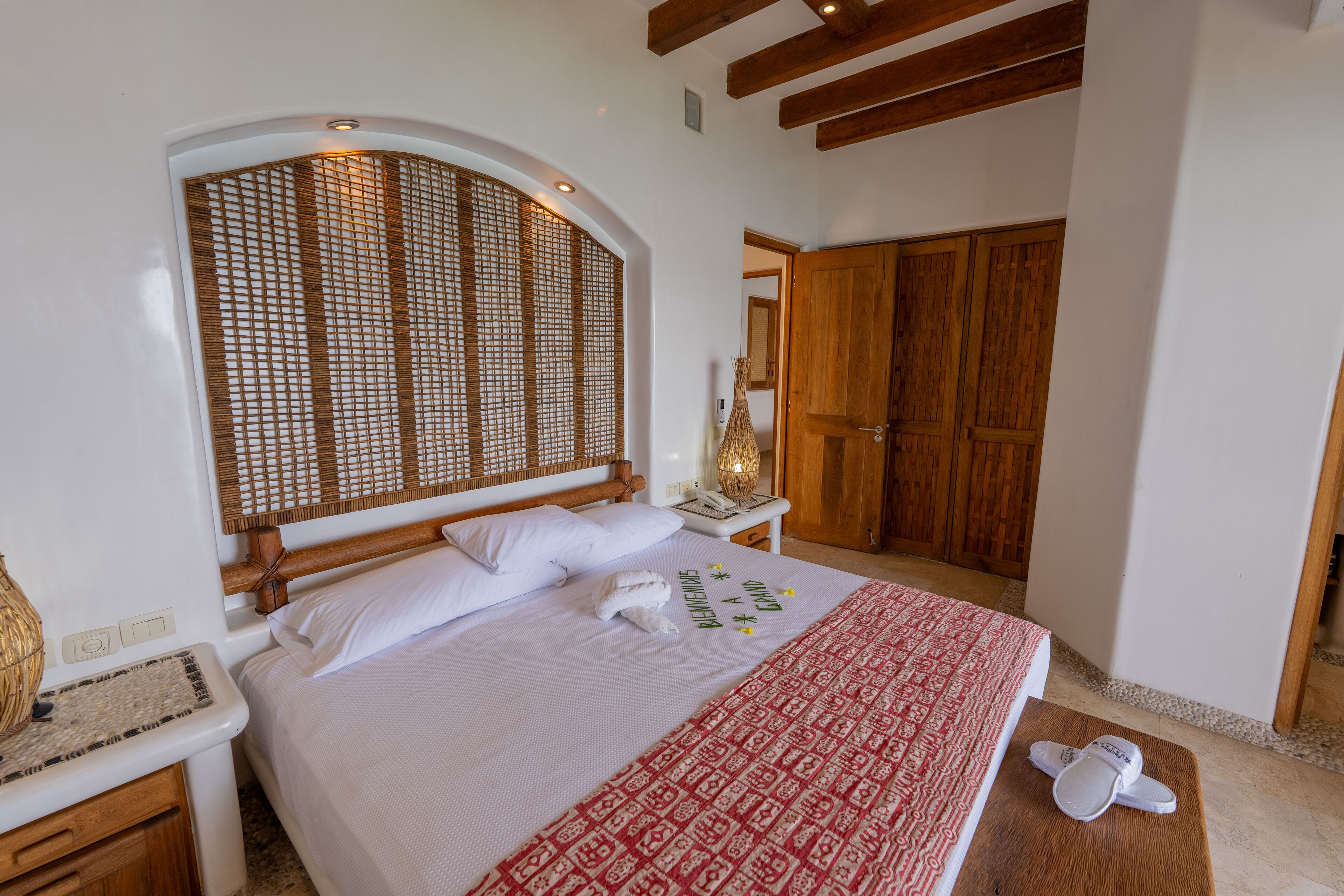 Suíte grand, vista para o mar | Cofres nos quartos, individualmente decorados