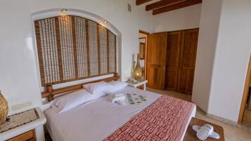 Suíte grand, vista para o mar | Cofres nos quartos, individualmente decorados