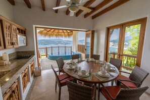 Suíte grand, vista para o mar | Cozinha privada | Geladeira grande, micro-ondas, cooktop, liquidificador