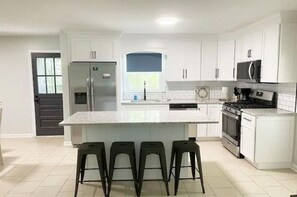 Private kitchen - Who Loves Ya, Bourbon, 3 bedroom/2 full baths (Lebanon)