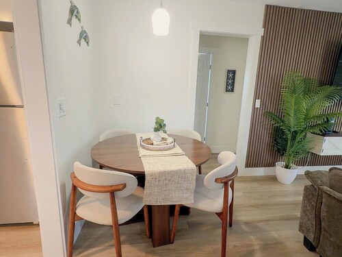 Beachside Cottage, 1-Min Walk to Sand, No Road to Cross