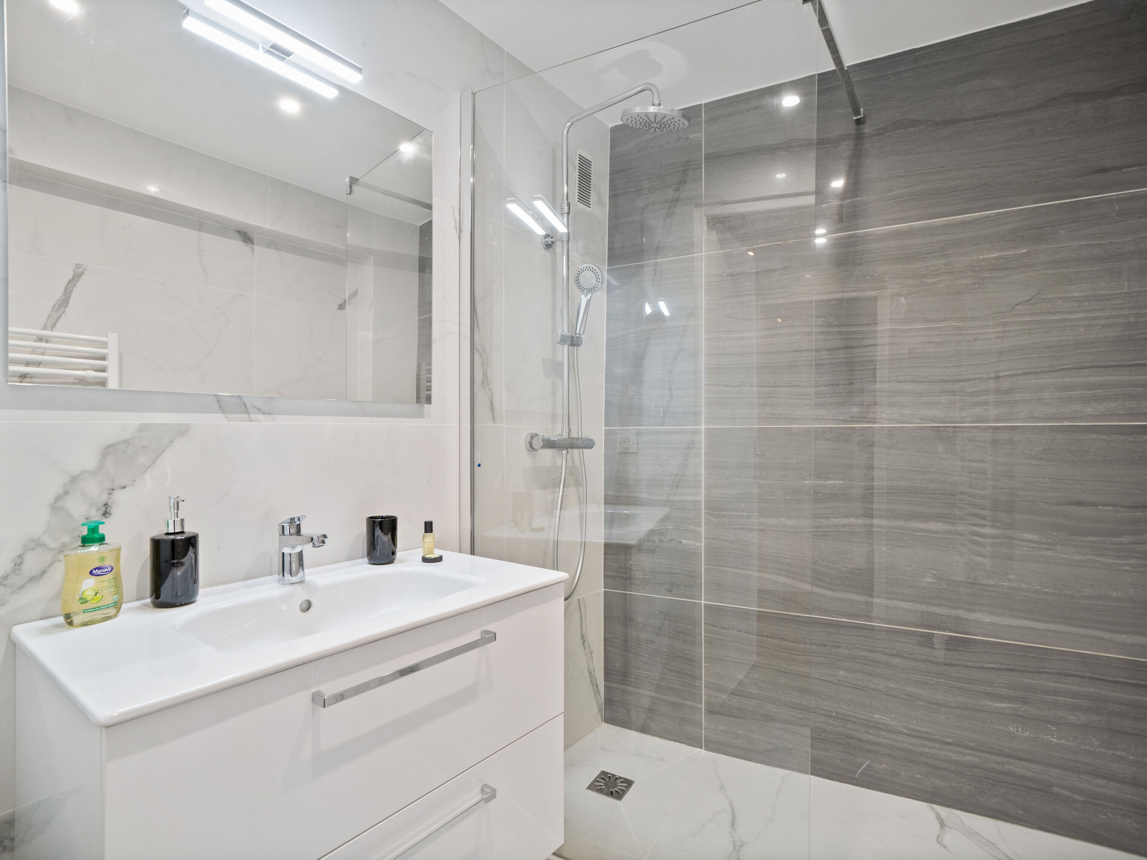 Dusche, kostenlose Toilettenartikel, Haartrockner, Handtücher