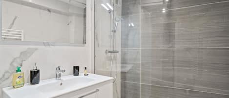 Dusche, kostenlose Toilettenartikel, Haartrockner, Handtücher