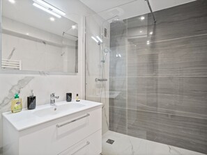 Regadera, amenidades de baño gratuitas, secadora de cabello, toallas 