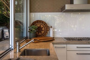 Frigorífico, microondas, horno y placa de cocina