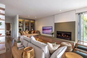 Televisie, een open haard en een kantoor