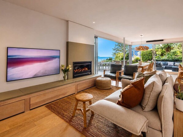 Televisión, chimenea y oficina