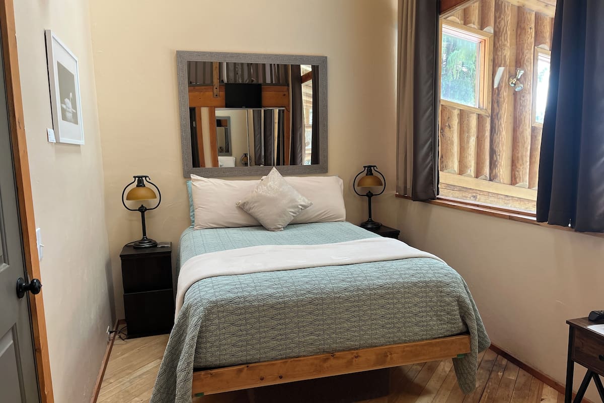Quarto casal família, várias camas, para não fumantes, vista parcial para o lago | Individualmente decorados, individualmente mobiliados, Wi-Fi de cortesia