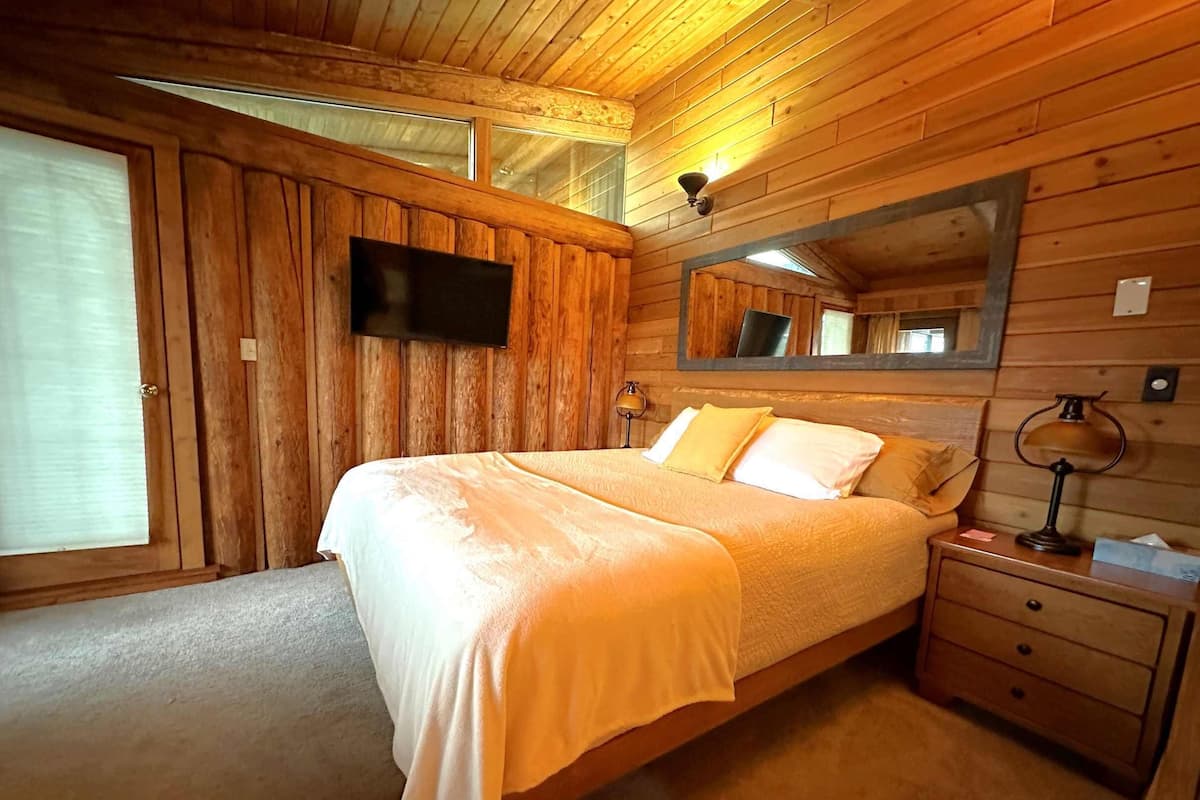 Individually decorated, individually furnished, free WiFi, bed sheets