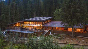 Un chalet doté d’une grande salle à manger, de plusieurs chambres et d’une terrasse extérieure couverte.