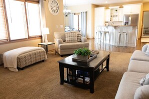 Una Smart TV, una chimenea, una mesa de tenis de mesa