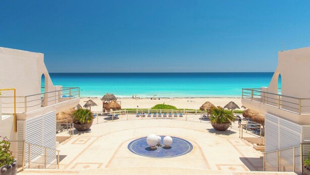 Ein Resort mit Poolbereich, Zugang zum Strand und freiem Blick auf den Ozean.