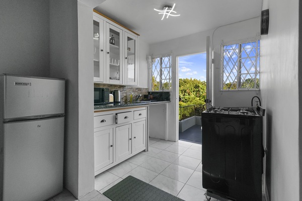 Kitchenete with washing machins and cooker oven