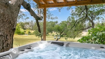 Tina de hidromasaje al aire libre