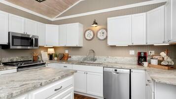 Jääkaappi, mikroaaltouuni, liesi, astianpesukone