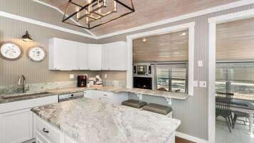 Réfrigérateur, micro-ondes, plaque de cuisson, lave-vaisselle