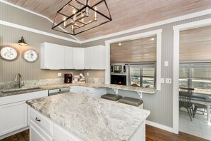 Kühlschrank, Mikrowelle, Herdplatte, Geschirrspüler