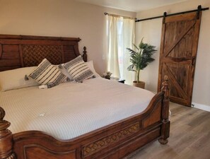 3 habitaciones, escritorio, wifi gratis y ropa de cama